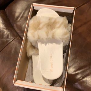 Brand new in box white slides fur